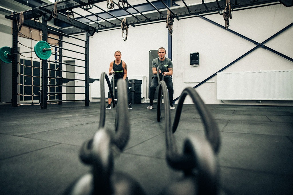 Functional Area mit Racks und Trainingsequipment